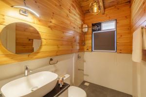 Anjee's Chalet by StayVista - Mountain-view villa with Classic wooden interiors, Lush lawn & Snooker table的一间浴室