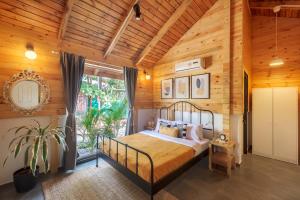 Anjee's Chalet by StayVista - Mountain-view villa with Classic wooden interiors, Lush lawn & Snooker table客房内的一张或多张床位