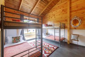 Anjee's Chalet by StayVista - Mountain-view villa with Classic wooden interiors, Lush lawn & Snooker table客房内的一张或多张床位