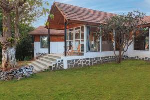 Anjee's Chalet by StayVista - Mountain-view villa with Classic wooden interiors, Lush lawn & Snooker table外面的花园