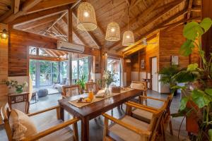 卡尔贾特Anjee's Chalet by StayVista - Mountain-view villa with Classic wooden interiors, Lush lawn & Snooker table的相册照片