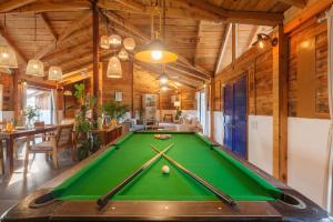 Anjee's Chalet by StayVista - Mountain-view villa with Classic wooden interiors, Lush lawn & Snooker table内的一张台球桌