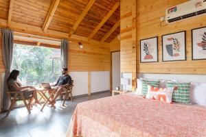 Anjee's Chalet by StayVista - Mountain-view villa with Classic wooden interiors, Lush lawn & Snooker table的休息区