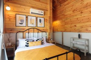 Anjee's Chalet by StayVista - Mountain-view villa with Classic wooden interiors, Lush lawn & Snooker table客房内的一张或多张床位