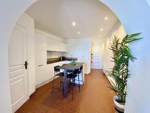 a kitchen with a table and chairs in a room at Sablettes Beach-plage-vue mer-centre ville in Menton