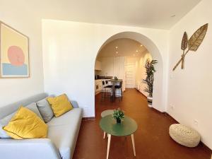 a living room with a couch and a table at Sablettes Beach-plage-vue mer-centre ville in Menton