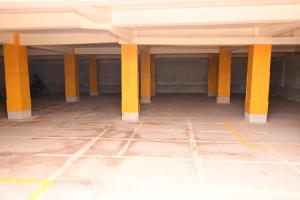 una habitación vacía con columnas amarillas en un edificio en Classic beautiful 2-Bedroom Apartment in Thika, en Thika