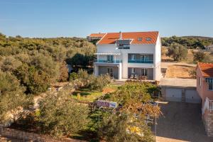 una vista aérea de una casa con árboles en Apartmani Stari ribar, en Lovište