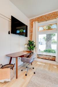 ein Büro mit einem Schreibtisch, einem Stuhl und einem Fenster in der Unterkunft Suite 1 Historic Art City Inn in Springville