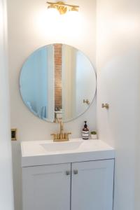 uma casa de banho com um lavatório e um espelho em Suite 1 Historic Art City Inn em Springville