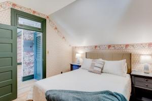 - une chambre avec un lit et une porte verte dans l'établissement Suite 2 Historic Art City Inn, à Springville