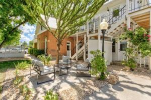 un patio di fronte a un edificio con sedie e un lampione di Suite 2 Historic Art City Inn a Springville