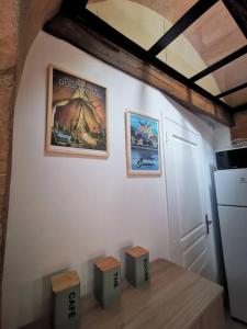 una cocina con 2 cuadros en la pared y una mesa en Maison 2-3 pers Angers-Saumur, en Louresse-Rochemenier