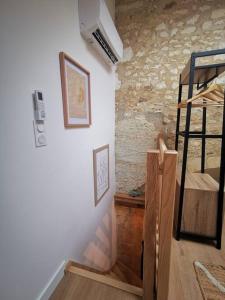 um quarto com uma escada que leva a um beliche em Maison 2-3 pers semi-troglodyte Angers-Saumur em Louresse-Rochemenier