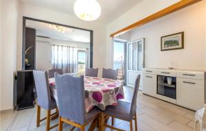 een keuken en eetkamer met een tafel en stoelen bij Gorgeous Apartment In Jesenice With House Sea View in Jesenice