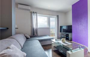 een woonkamer met een bank en een tv bij Gorgeous Apartment In Jesenice With House Sea View in Jesenice