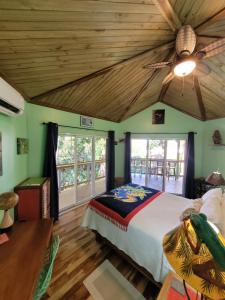a bedroom with a bed and a ceiling fan at Treehouse La Hierba, Pavones in Pavones