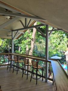 Un balcón o terraza en Treehouse La Hierba, Pavones