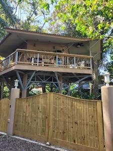 Un balcón o terraza en Treehouse La Hierba, Pavones