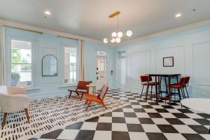 un soggiorno con tavolo e sedie su un pavimento a scacchi di Suite 10 Historic Art City Inn a Springville