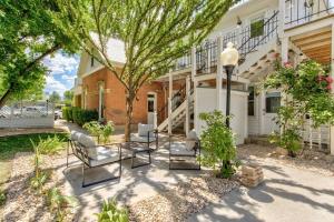 un patio frente a un edificio en Suite 10 Historic Art City Inn, en Springville