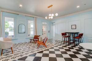 Suite 11 Historic Art City Inn في سبرينغفيل: غرفة معيشة مع طاولة وكراسي