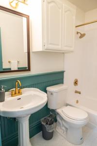 y baño con lavabo, aseo y espejo. en Suite 8 Historic Art City Inn, en Springville