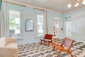 - un salon avec deux chaises et une table dans l'établissement Suite 8 Historic Art City Inn, à Springville