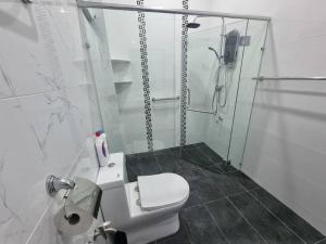 ein weißes Badezimmer mit Dusche und Toilette in der Unterkunft Sweet 3 bedroom home @ Canning Garden, Ipoh in Ipoh + 31 Fotos