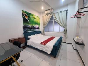 ein Schlafzimmer mit einem Bett und einem Gemälde an der Wand in der Unterkunft Sweet 3 bedroom home @ Canning Garden, Ipoh in Ipoh