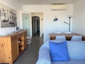 una camera con letto e scrivania in legno di MARQUINA - Apartamento con fantásticas vistas al mar a Cadaqués