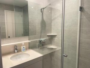 bagno con doccia e lavandino di MARQUINA - Apartamento con fantásticas vistas al mar a Cadaqués