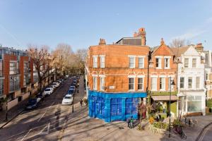 an overhead view of a city street with buildings at Convenient 1 bedroom apartment with parking in London