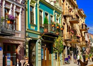 un grupo de personas caminando por una calle con edificios en Q&B Boutique House, en Tiflis