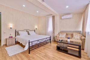 un dormitorio con una cama y un sofá en Q&B Boutique House, en Tiflis