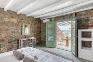 A bed or beds in a room at Lkm 4 Bed Villa Air Panormos Mykonos Még 37 kép