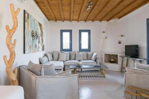 A seating area at Lkm 4 Bed Villa Air Panormos Mykonos