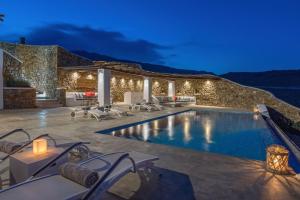 The swimming pool at or close to Lkm 4 Bed Villa Air Panormos Mykonos