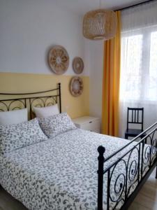 een slaapkamer met een bed en een raam bij Le Saline Bed & Breakfast in Cervia