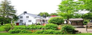 Casa blanca con jardín y cenador en Om Villégiature en Saint-Laurent-de-l'ile d'Orleans