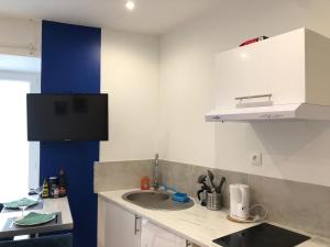 a kitchen with a sink and a counter top at Atelier Tabarly in Brest