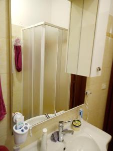 baño con lavabo y espejo grande en Fiuggi Appartamento Turistico en Fiuggi