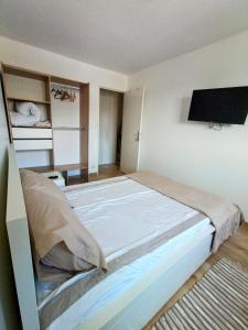 Posteľ alebo postele v izbe v ubytovaní Private room in renovated apartment - Tram 1 min walk
