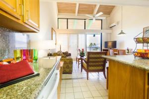 Maui Schooner Resort في كيهي: مطبخ وغرفة معيشة مع كونتر توب