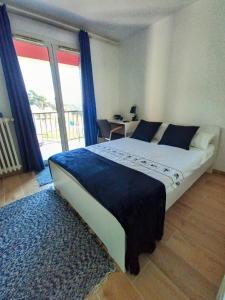 Posteľ alebo postele v izbe v ubytovaní Private room in renovated apartment - Tram 1 min walk