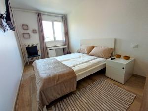 Posteľ alebo postele v izbe v ubytovaní Private room in renovated apartment - Tram 1 min walk