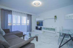 sala de estar con sofá y mesa en 237 Relax Sol Naciente Alicante Holiday, en Playas de Orihuela