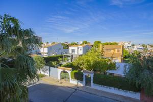 Blick auf eine Stadt mit Häusern und einem weißen Zaun in der Unterkunft 237 Relax Sol Naciente Alicante Holiday in Playas de Orihuela