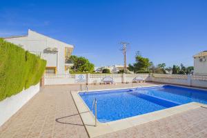 una piscina frente a una casa en 237 Relax Sol Naciente Alicante Holiday, en Playas de Orihuela