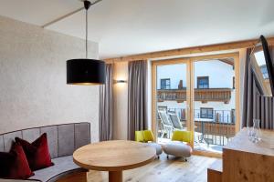 Hotel Tirol Fiss 4Sterne Superior的休息区